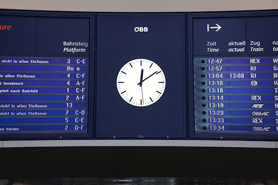 Bahnhof St. P�lten Uhr und Informationsanzeige