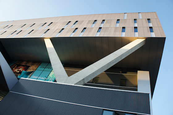 BahnhofCity Wien West: Motel One mit V-Stütze