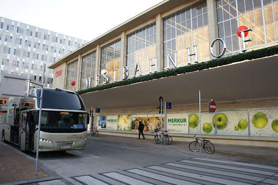 BahnhofCity Wien West: Flughafen-Bus