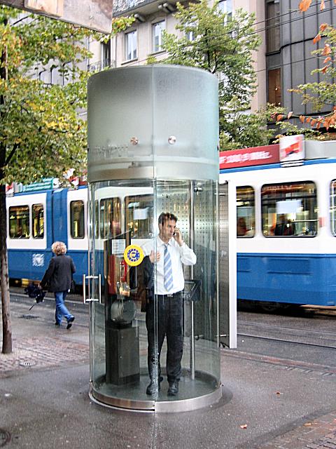 Telefonierender Geschäftsmann (Zürich 2004)